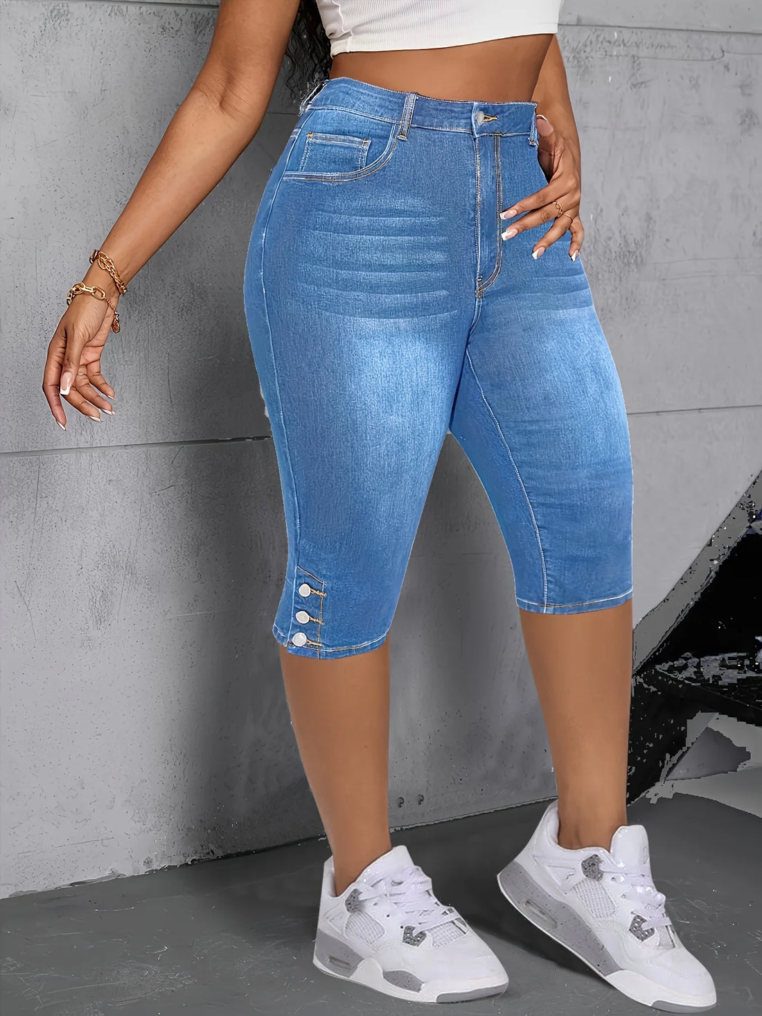 Large elastic slit button detail comfortable mid-length jeans