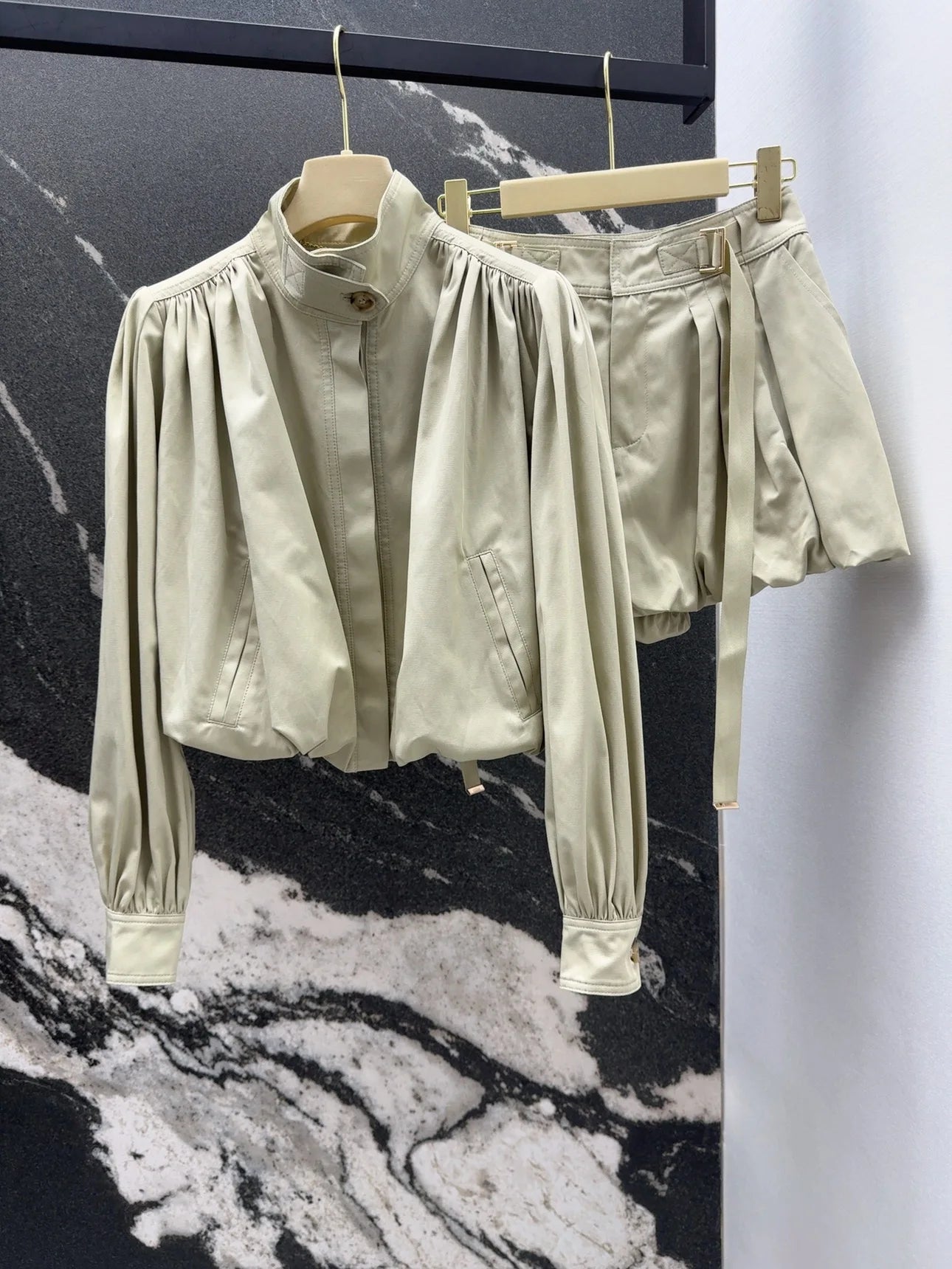 2-color modern fashion lantern sleeve pleated short slim jacket