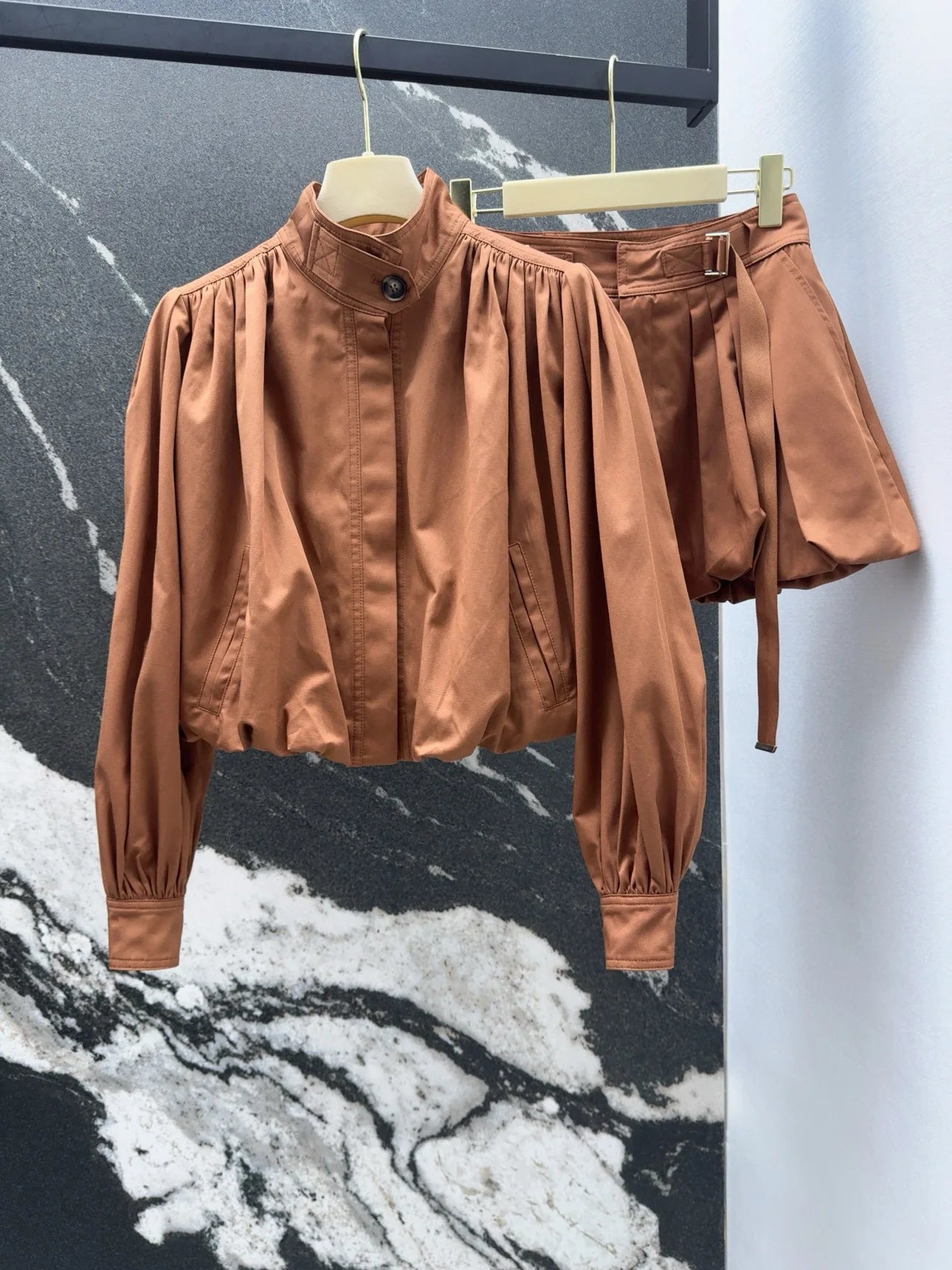 2-color modern fashion lantern sleeve pleated short slim jacket