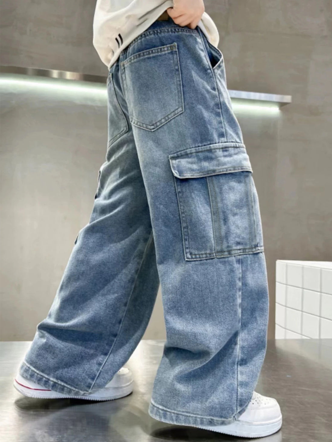 Teenage boy's loose-fit, casual, wide-leg straight-leg long jeans with a vintage and trendy preppy s
