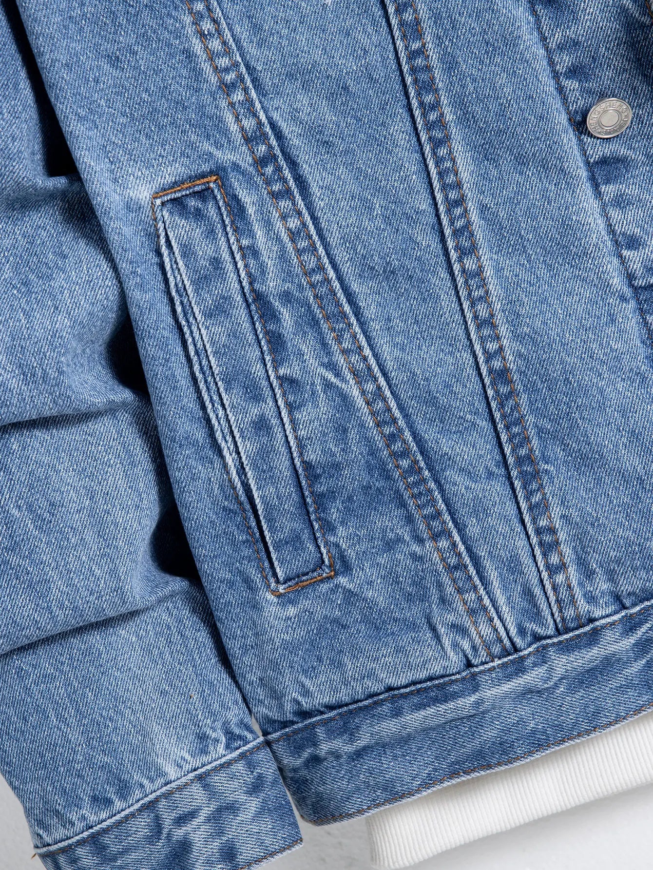 Men's blue denim jacket for spring and autumn. Multi-pocket design. Regular size with a stylish street casual style.