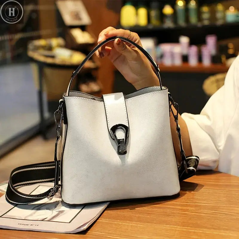 Real Cowhide Leather Women's New Bucket Bag Lady Fashion Single Shoulder Messenger Bag Versatile Handbag Casual Crossbody Bags HALALZEN