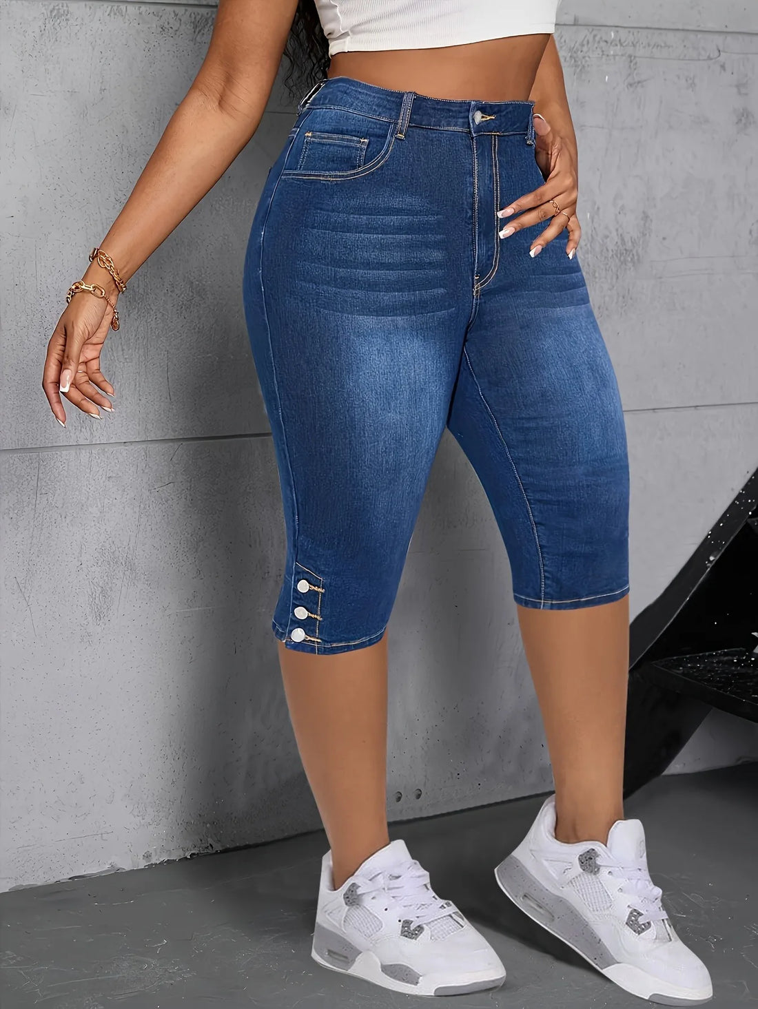 Large elastic slit button detail comfortable mid-length jeans