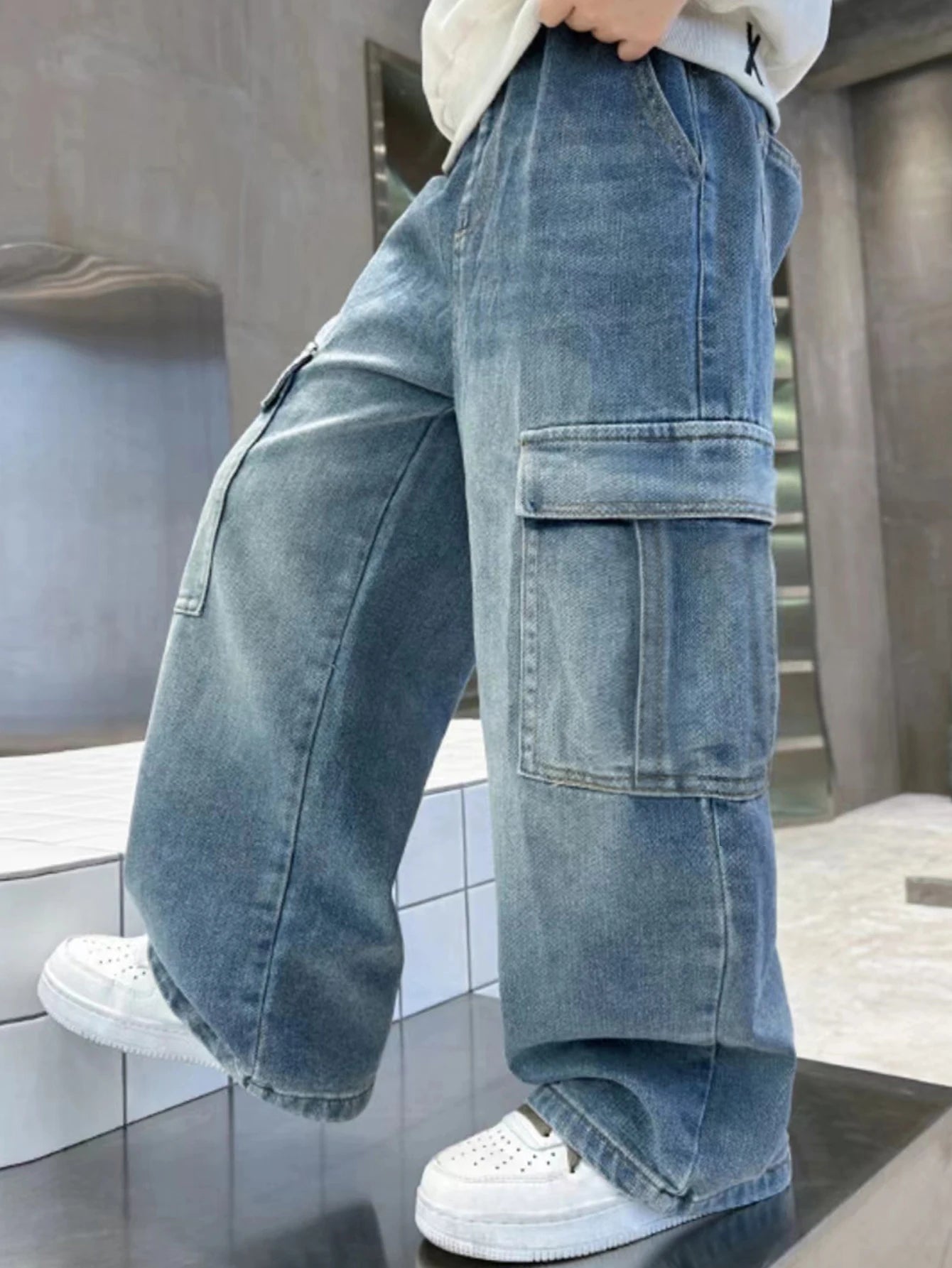 Teenage boy's loose-fit, casual, wide-leg straight-leg long jeans with a vintage and trendy preppy s