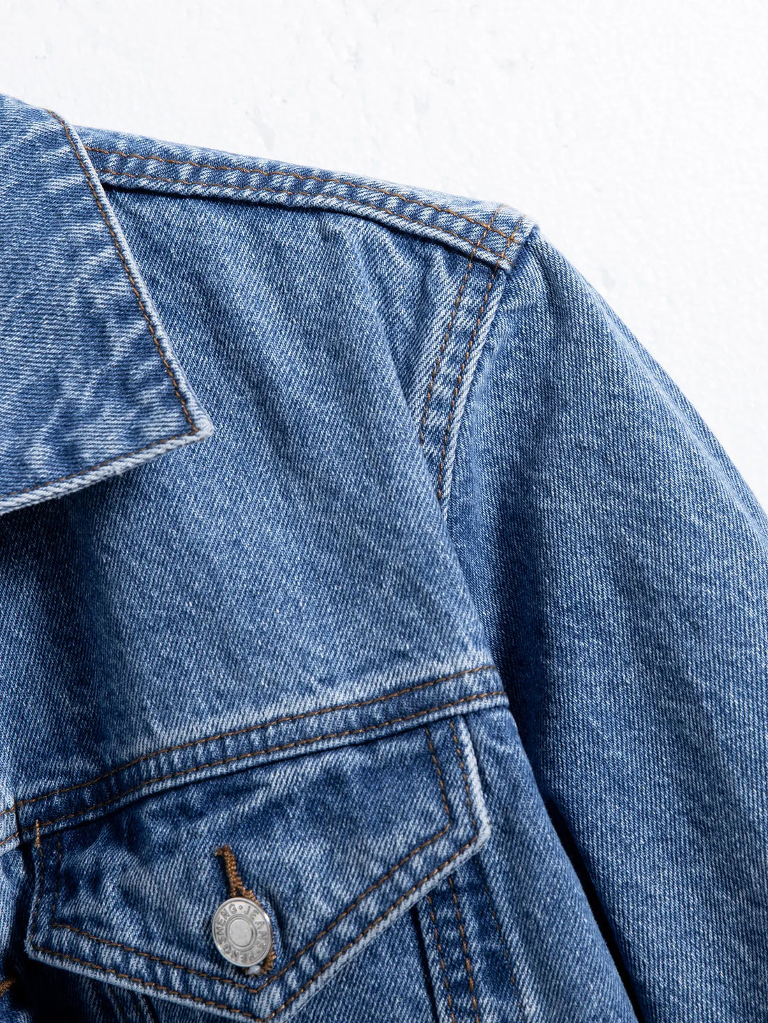 Men's blue denim jacket for spring and autumn. Multi-pocket design. Regular size with a stylish street casual style.