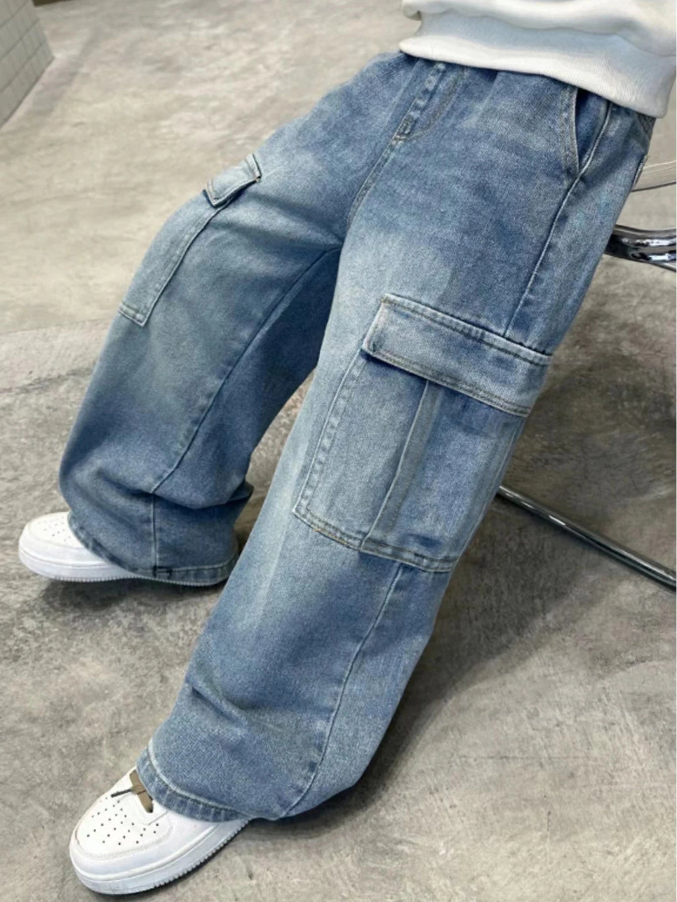 Teenage boy's loose-fit, casual, wide-leg straight-leg long jeans with a vintage and trendy preppy s