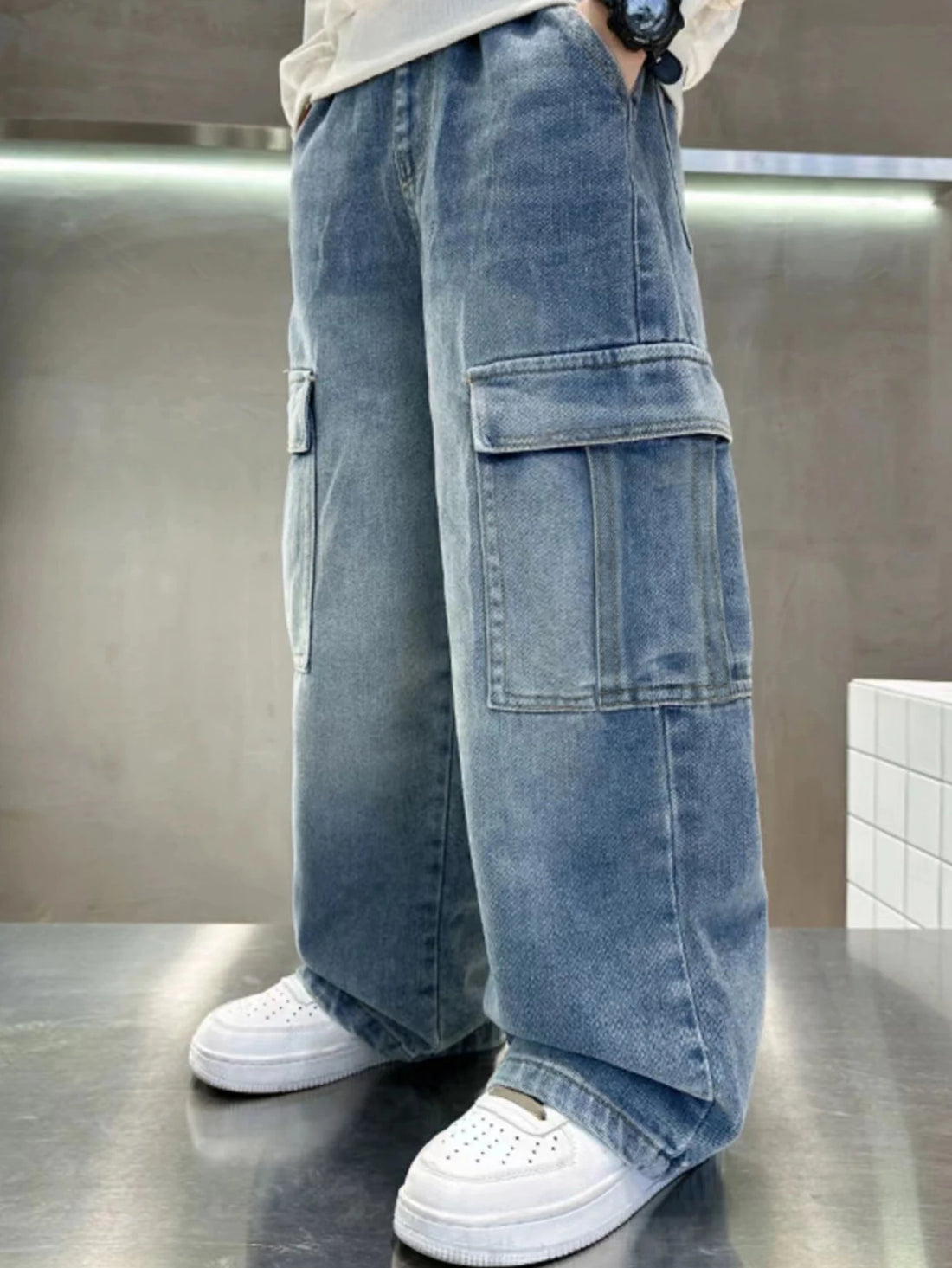 Teenage boy's loose-fit, casual, wide-leg straight-leg long jeans with a vintage and trendy preppy s