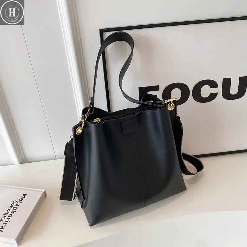 Party Bags for Women's 2025 New Autumn and Winter Fashion Versatile Bucket Bag Niche Commuter Premium Textured Shoulder Bag Caba HALALZEN