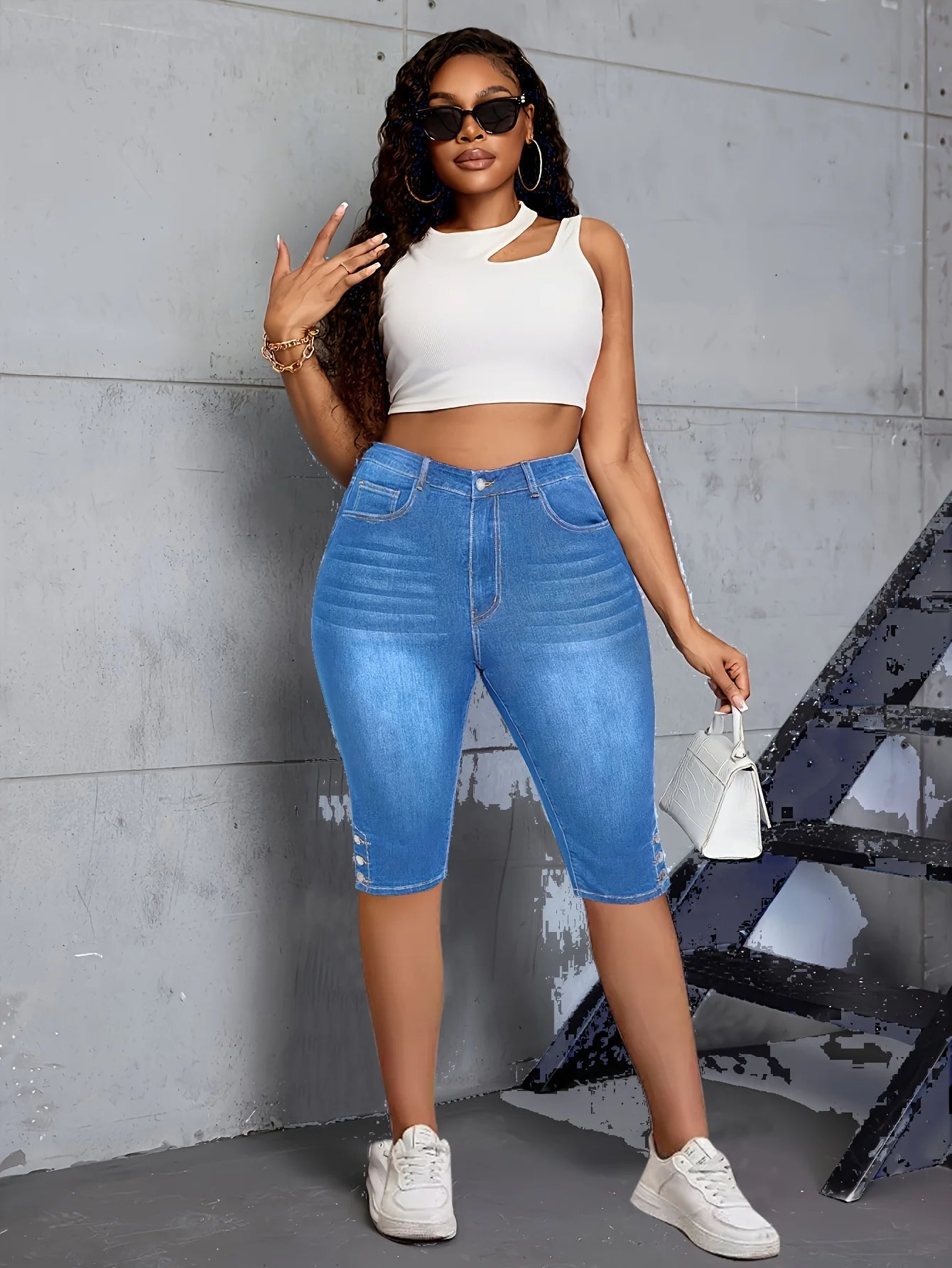 Large elastic slit button detail comfortable mid-length jeans