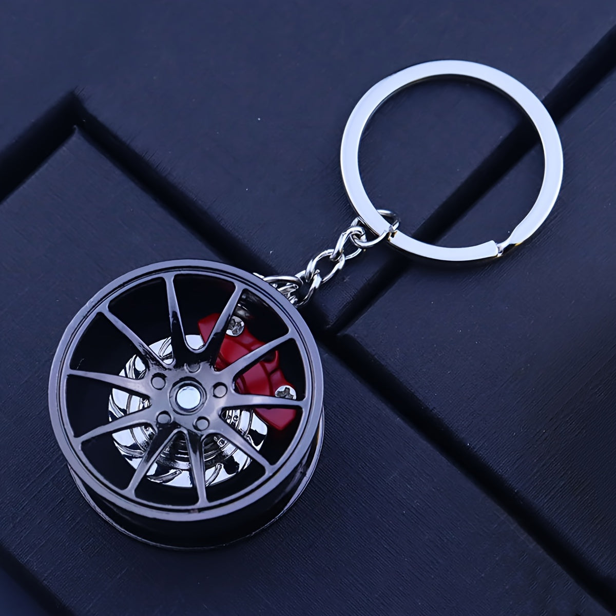 360Degree Rotating Car Keychain  Durable Stylish Automotive Charm for Enthusiasts